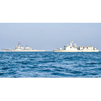 美艦（左）與巴林軍艦組隊演習。