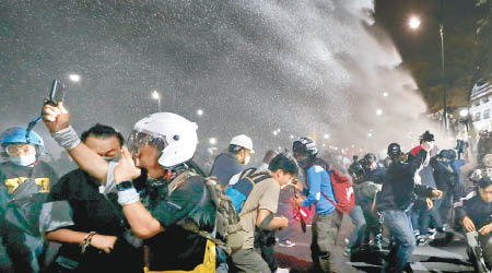 警方發射水炮驅散示威者。（美聯社圖片）