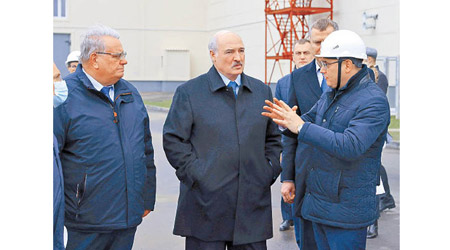 盧卡申科（中）為白羅斯首座核電站舉行啟用儀式。