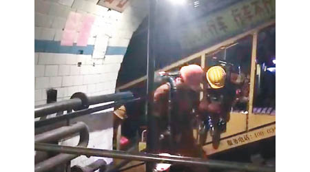 救援人員入井搜救，多名礦工獲救。