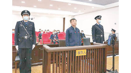 哈爾濱市政協主席姜國文（中）上庭受審。