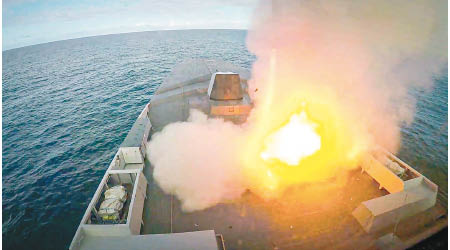 布列塔尼號發射一枚海軍巡航導彈。