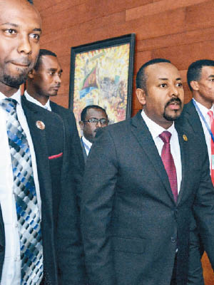 埃塞俄比亞總理阿比‧艾哈邁德（中）稱下令空襲泰格瑞。（美聯社圖片）