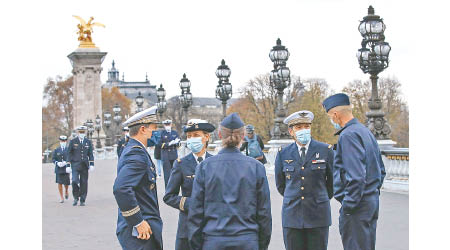 法國有軍人佩戴口罩現身巴黎。