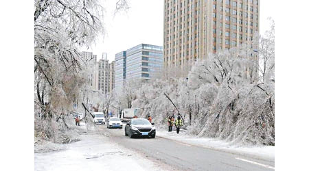 吉林持續遭遇暴雪，市民出入不便。