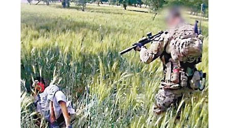 殺平民證據曝光：有媒體早前公開片段，揭發澳洲SAS隊員射殺躲藏在田野中的平民。