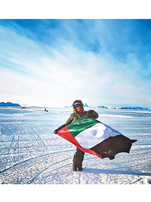 抵達南極洲後，艾羅邁迪興奮揚起阿聯酋國旗。