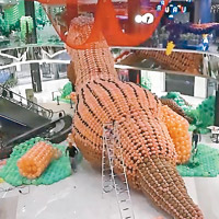 多名藝術家及學生合作完成氣球恐龍像。