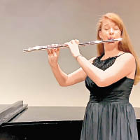 施瓦茨以長笛演奏火星鈴聲音樂。