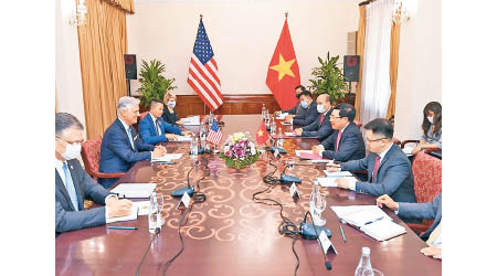 奧布賴恩（左二）與多名越南領導人舉行會談。