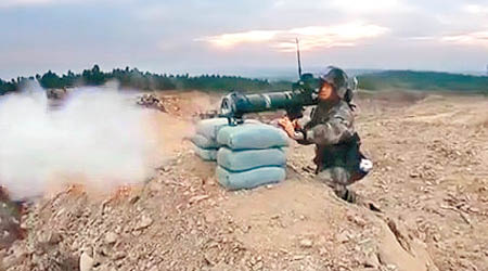 西藏軍演中試射導彈。