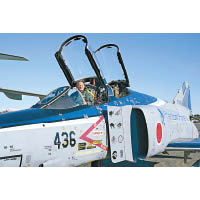 菅義偉登上即將退役的F4戰機駕駛艙拍照留念。