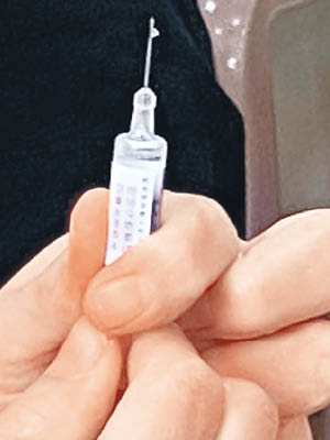 注射疫苗需由專業醫護人員負責。