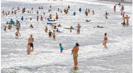 悉尼民眾在炎夏到邦迪海灘遊玩。（美聯社圖片）