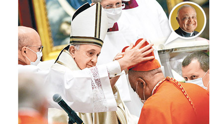 方濟各（左二）擢升格雷戈里（右二）為主教。（美聯社圖片）