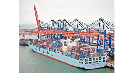 在美國的中國貨船人員被查，圖為中遠海運貨櫃船。