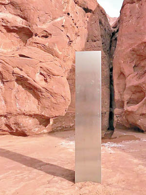 日前：猶他州發現的金屬柱原貌。（美聯社圖片）