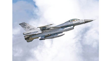 傳F16戰機事故與任務臨時改由一人執行有關。