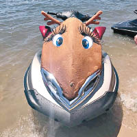 裝飾成鹿車造型的水上電單車。
