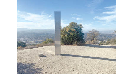 加州山頂亦發現金屬巨柱。
