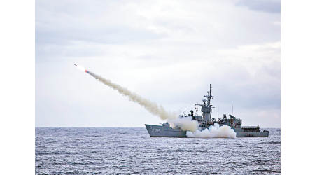 台海及南海局勢愈趨緊張，圖為台軍艦隻在演習中發射導彈。