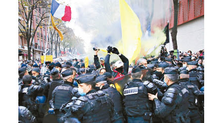 巴黎防暴警員阻止示威者繼續前進。（美聯社圖片）