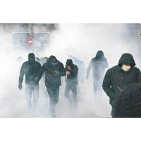 里昂防暴警員施放催淚彈，示威者立即走避。