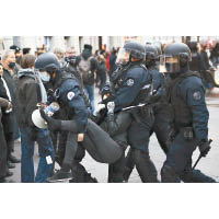 馬賽防暴警員帶走示威者。