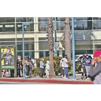 美國疫情嚴重，加州洛杉磯民眾排隊接受檢測。（美聯社圖片）