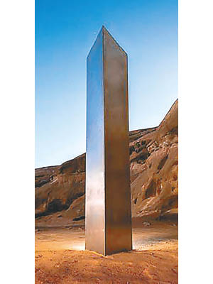 猶他州沙漠早前出現金屬巨柱。