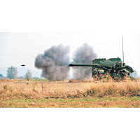 解放軍展示新型122毫米車載榴彈炮。
