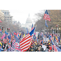 支持特朗普的示威者在國會山莊外揮舞美國國旗。