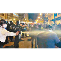 華盛頓的警員朝示威者噴胡椒噴劑。