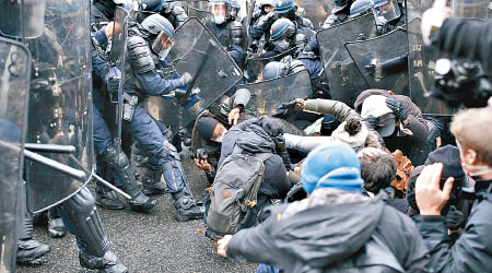 民眾與防暴警察發生衝突。
