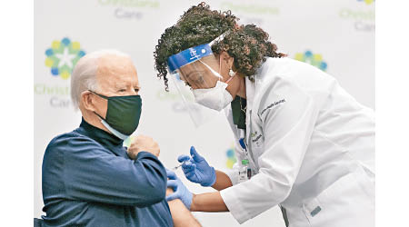 拜登（左）接種輝瑞新冠肺炎疫苗。（美聯社圖片）