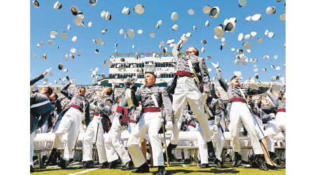 西點軍校是美國著名軍事學院。圖為該校畢業生。