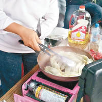 抗議民眾在立法院前煎豬肉水餃。（宋江誠攝）