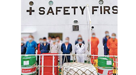 湛江海警在走私油船上拘捕多人。