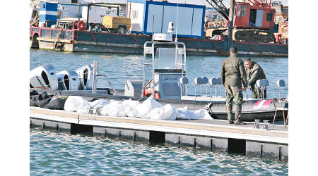 突尼斯海域再有偷渡船沉沒，多具遺體被搬上岸。（美聯社圖片）