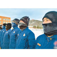 消防員冒寒開展冬季體能訓練。