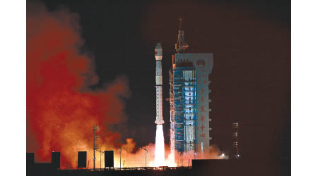 左及右圖：長征四號丙運載火箭將兩衞星送入預定軌道。（中新社圖片）