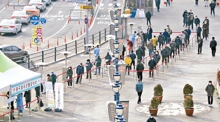 南韓疫情惡化，首爾民眾排隊等候檢測。（美聯社圖片）