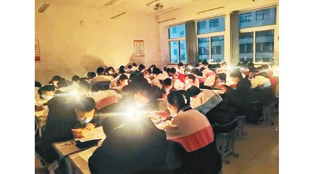 湖南：學生因限電要點蠟燭上課。