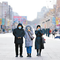 北京：市民出行都穿上厚厚的衣物。（中新社圖片）