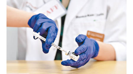 輝瑞疫苗成為首款獲WHO批准可作緊急用途的新冠疫苗。（美聯社圖片）