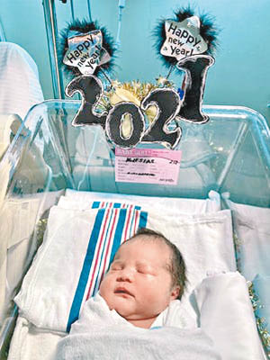 女嬰艾琳娜是關島首個新年寶寶。