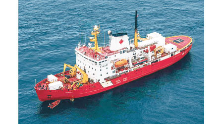 研究團隊在大西洋深海展開勘探。