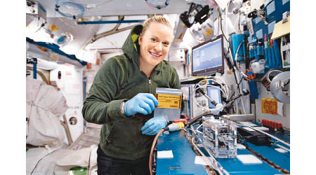 魯賓斯在太空站對果蠅進行實驗。