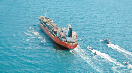 伊朗艦艇駛近化學號。（美聯社圖片）