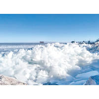 受低溫影響，青海湖岸邊積滿冰塊。